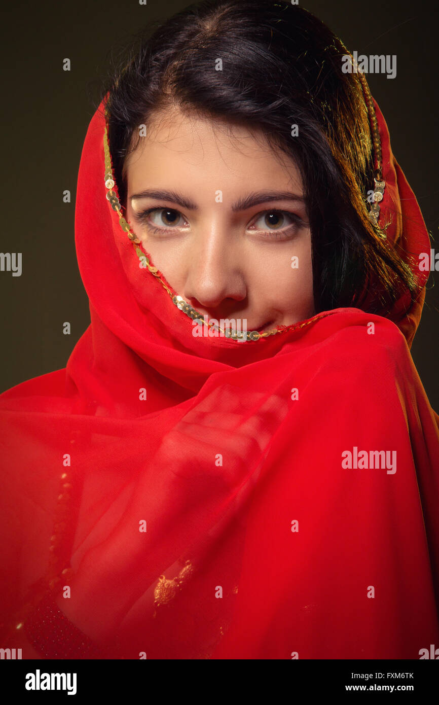 Lächelnde Mädchen in Rot hijab sieht an Kamera Stockfoto