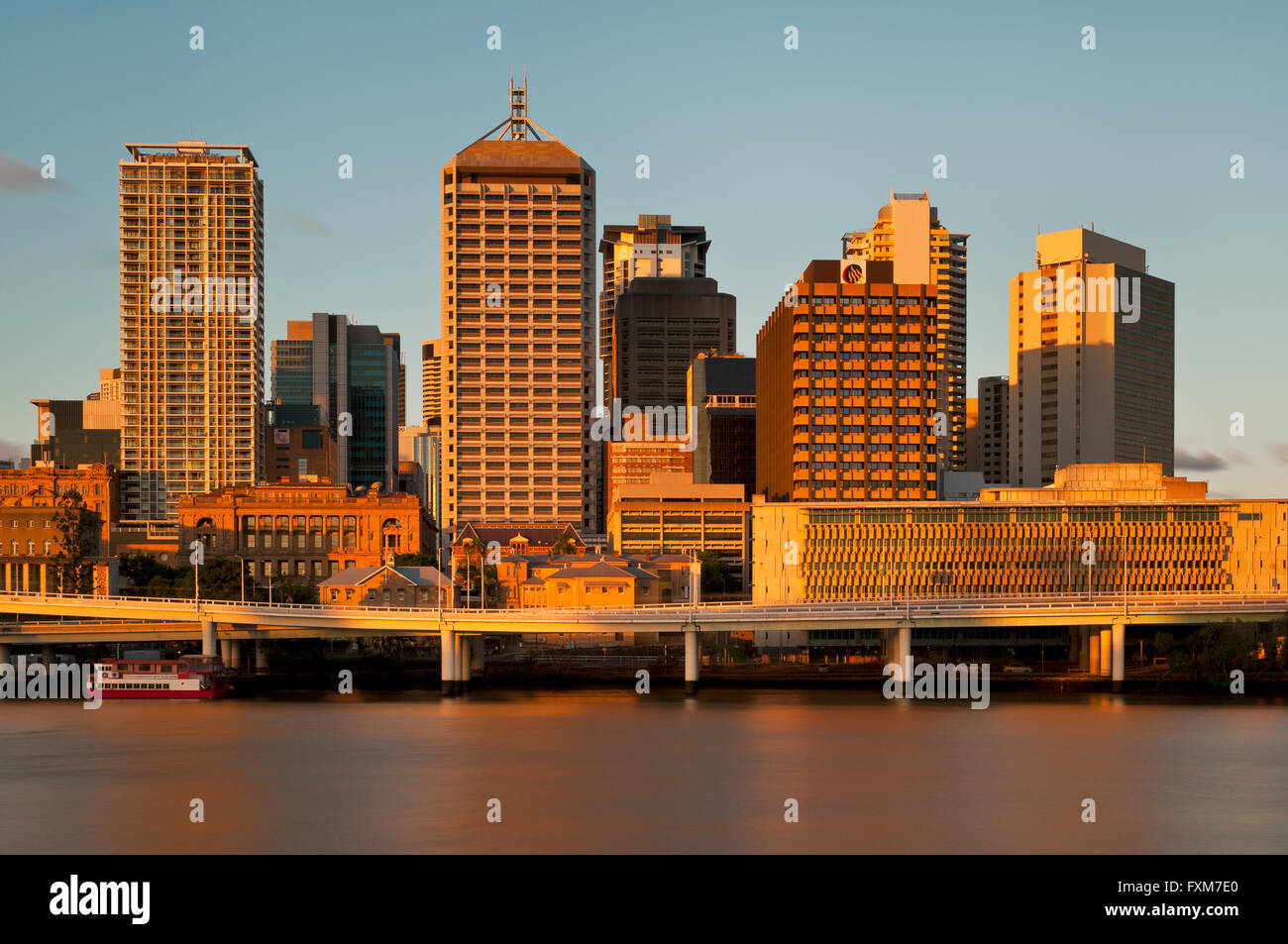 Brisbane River und dem Central Business District im Abendlicht. Stockfoto