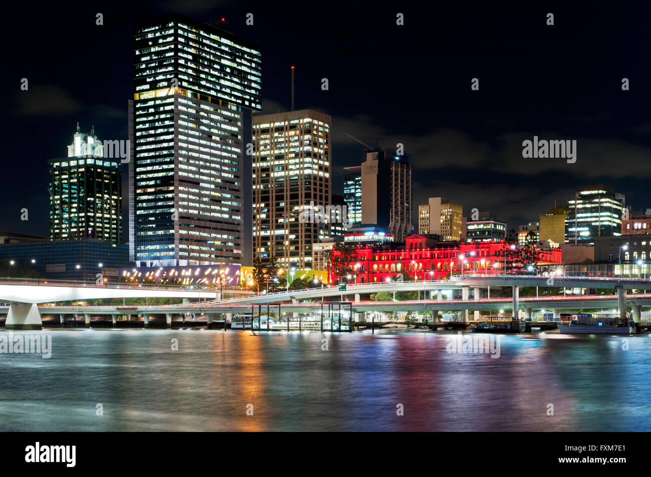 Brisbane River und das Central Business District bei Nacht. Stockfoto
