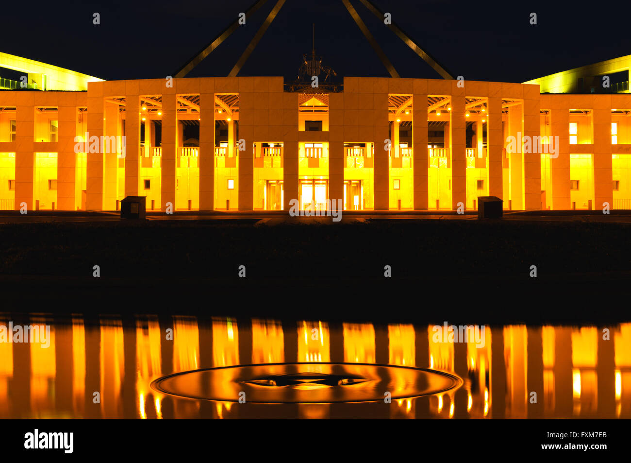 Canberras House of Parliament nachts beleuchtet. Stockfoto