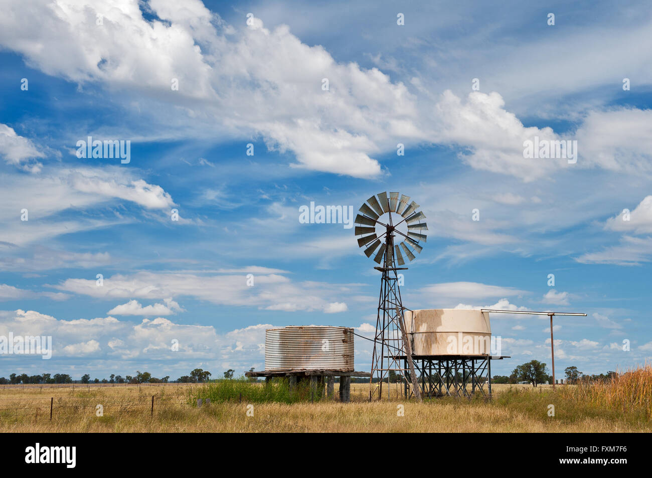 Typische Windmühle im australischen Outback. Stockfoto