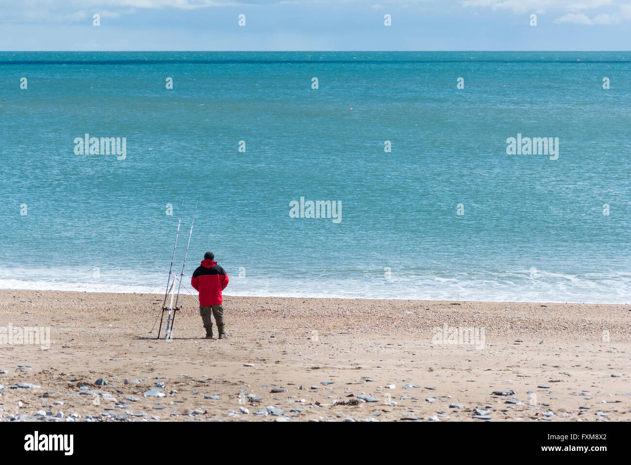 Ein Mann oder Fischer Strand Angeln am Strand an der südlichen Küste von Devon UK Stockfoto