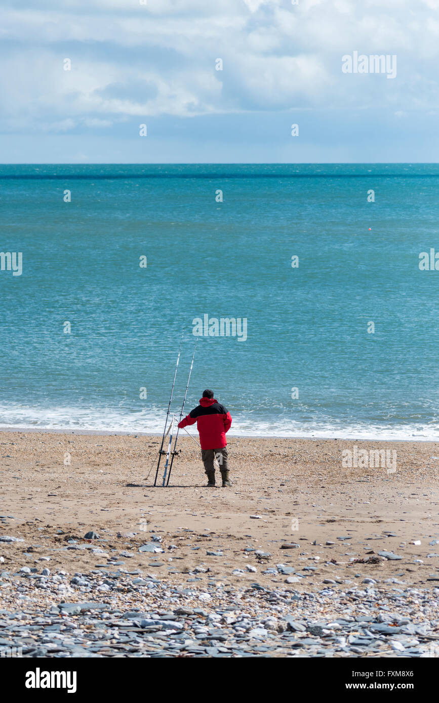 Ein Mann oder Fischer Strand Angeln am Strand an der südlichen Küste von Devon UK Stockfoto