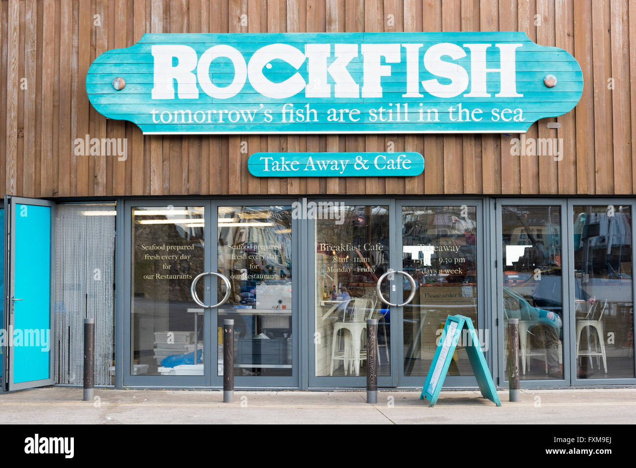 Die Drachenköpfe Fischrestaurant in Brixham Devon UK befindet sich auf dem Fischmarkt. Stockfoto