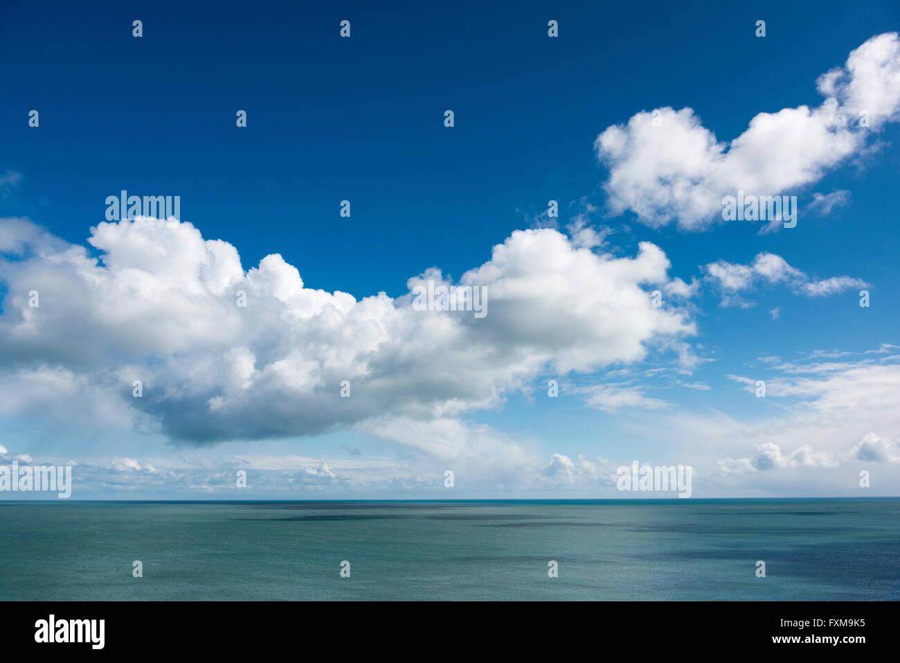 Eine Seenlandschaft mit blauen Himmel und flauschige Cumulus-Wolken an einem sonnigen Tag im Vereinigten Königreich Stockfoto