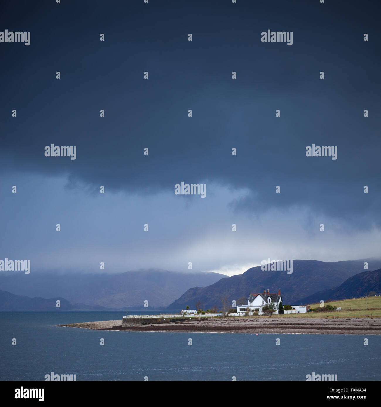 Blick über Loch Linnhe zum Sunart Ardgour Gebirgszug mit einem Sturm von repräsentativer aus überführt. Stockfoto