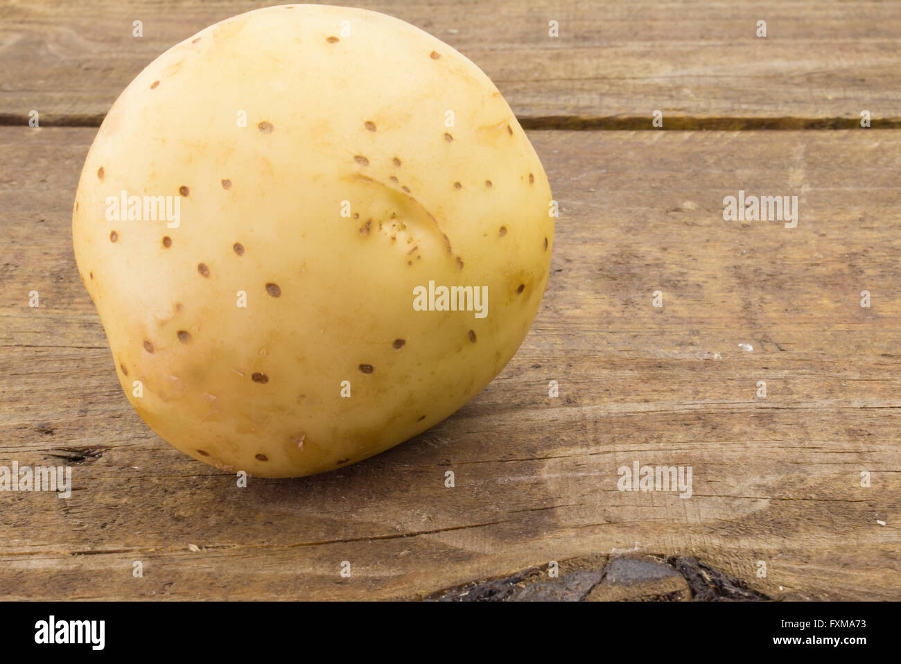 Nahaufnahme Foto eine Kartoffel auf rustikalen Holz Stockfoto