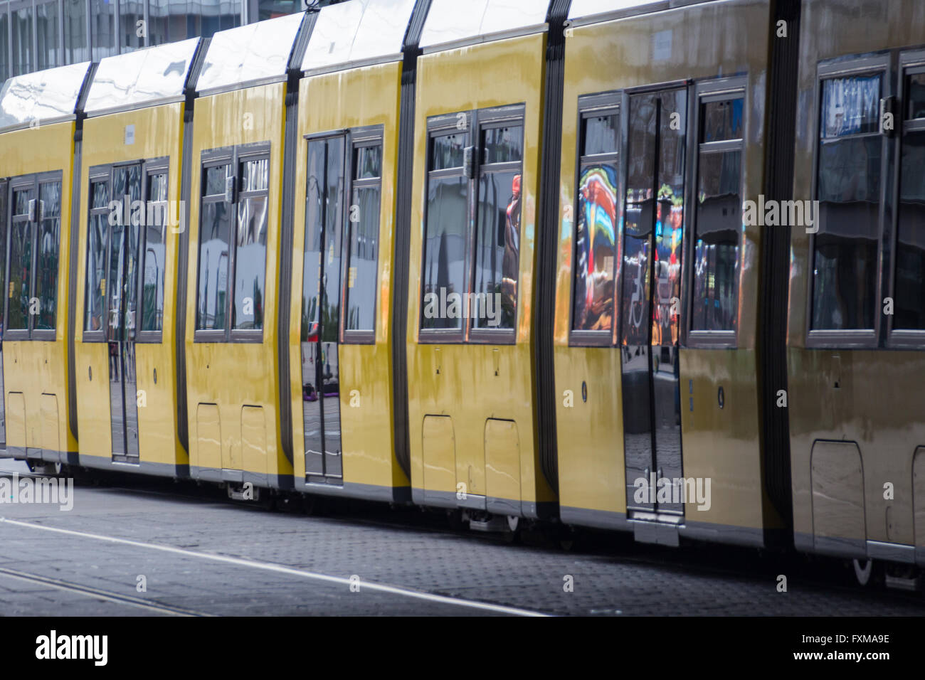 öffentliche Verkehrsmittel-Bahn in Berlin, Deutschland - gelben Straßenbahn Stockfoto