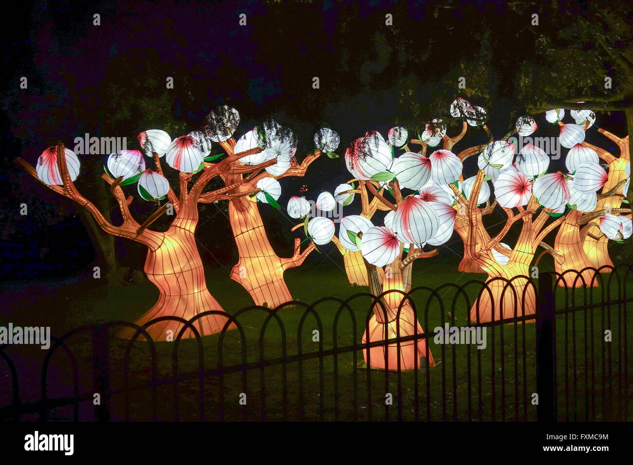 Magische Laterne-Festival feiert das Jahr des Affen in Chiswick Park in London. Stockfoto