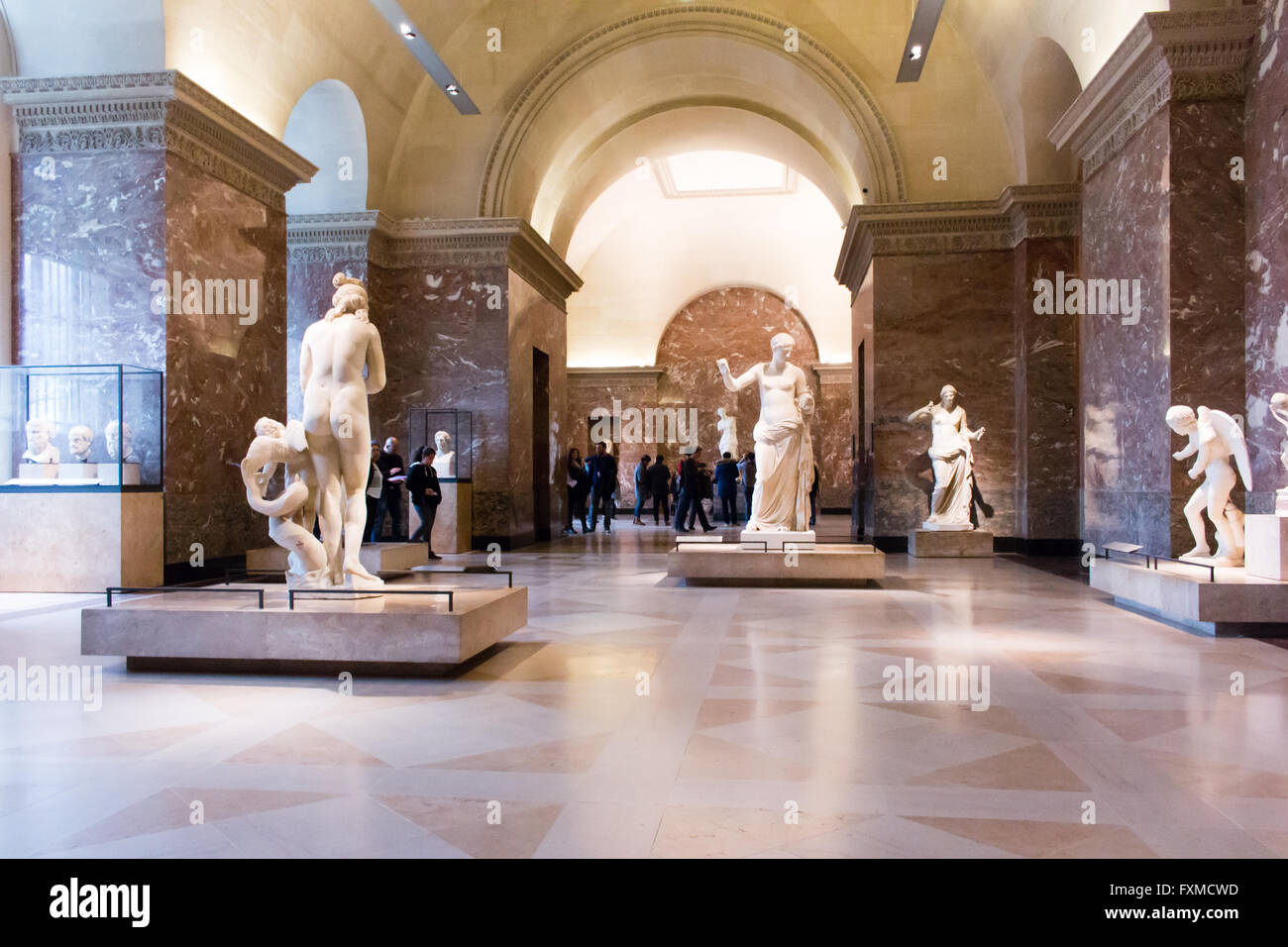Korridor im Denon Flügel, Abteilung der griechischen, etruskischen und römischen Antiquitäten, Musée du Louvre, Paris, Frankreich. Stockfoto