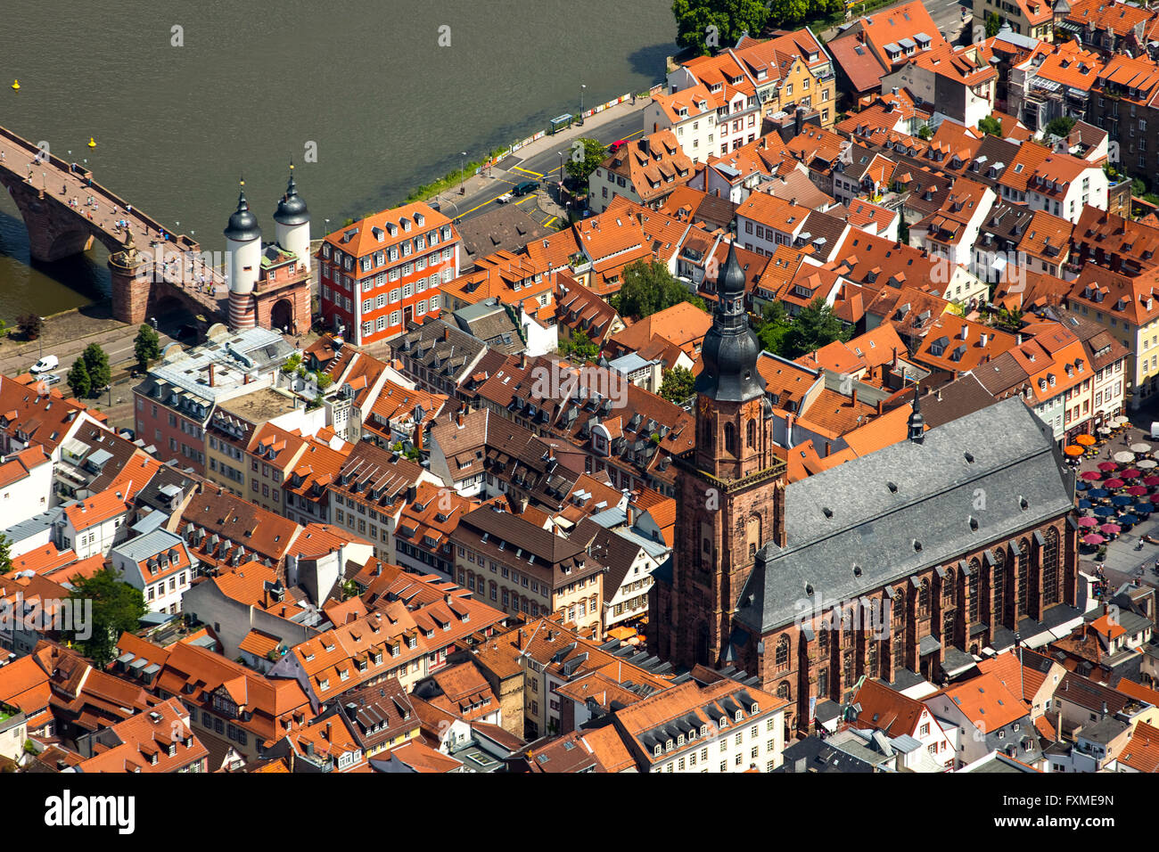 Luftaufnahme, Heiligen-Geist-Kirche in Heidelbergs Altstadt mit Alter Brücke und Tor der alten Brücke, Neckar, Heidelberg, Stockfoto