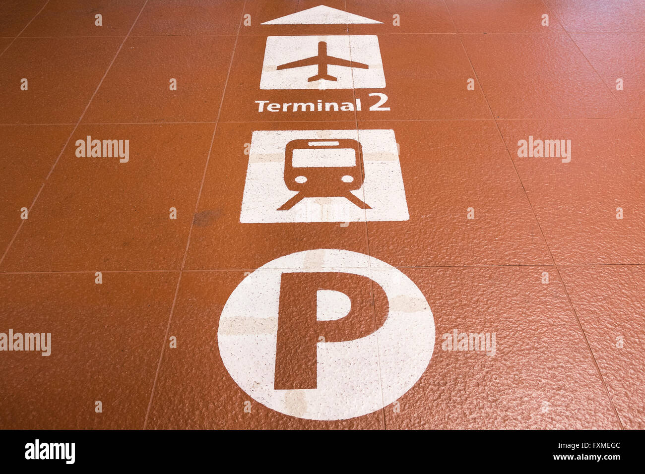 Beschilderung zum Terminal 2 am Flughafen Narita in Japan Stockfoto