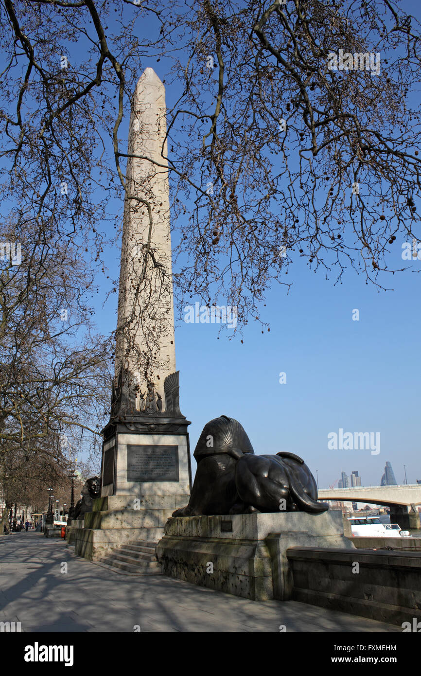 Kleopatras Nadel oder antiken ägyptischen Obelisken auf dem Damm London England UK Stockfoto