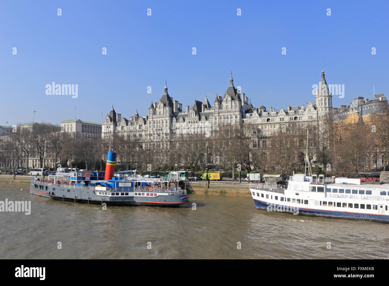 Tattershall Castle Boot und The Royal Horseguards Hotel an der Themse in Westminster, London, England, UK. Stockfoto