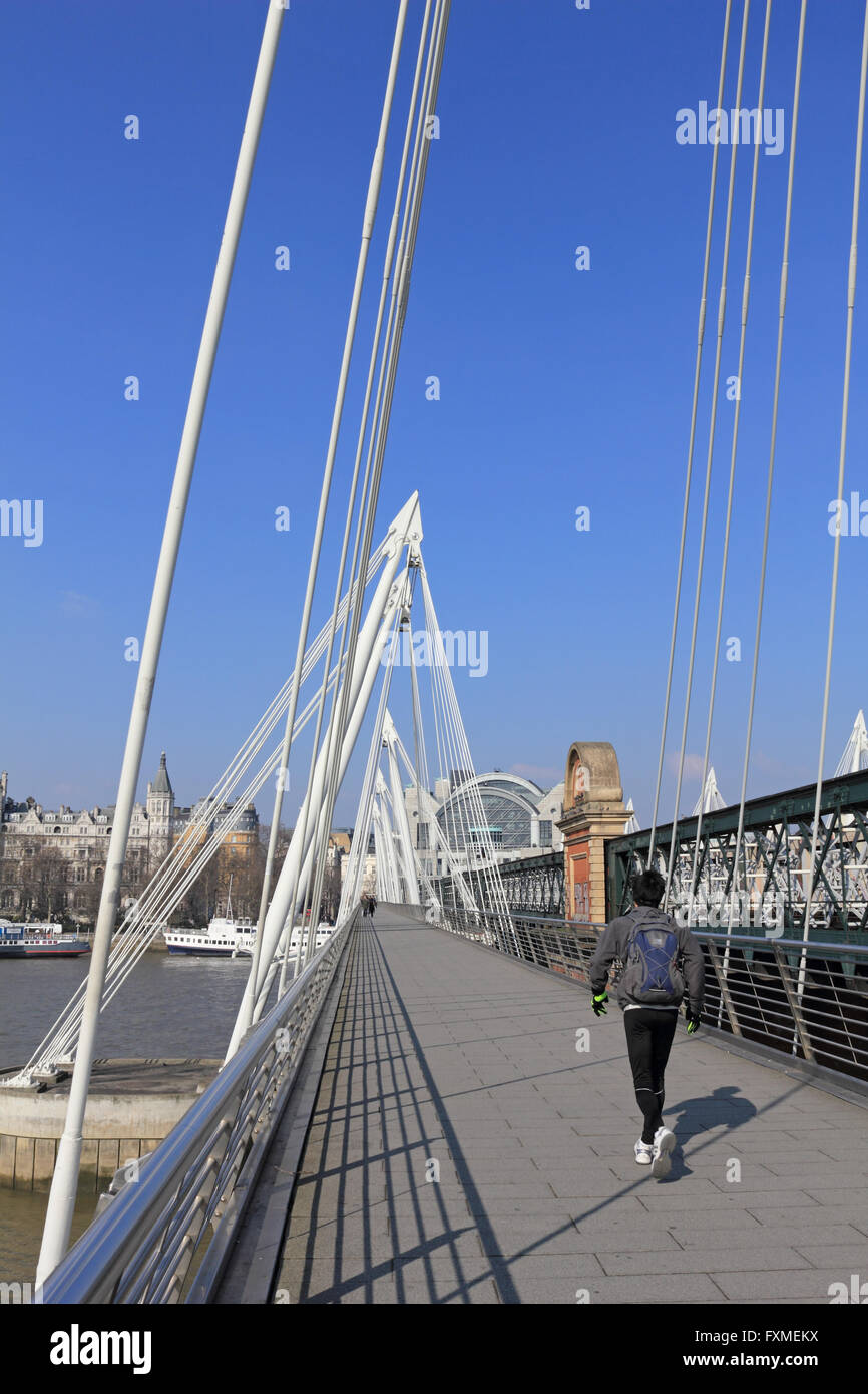 Golden Jubilee Bridge Fußgängerbrücke über die Themse von Southbank nach Embankment London England UK Stockfoto