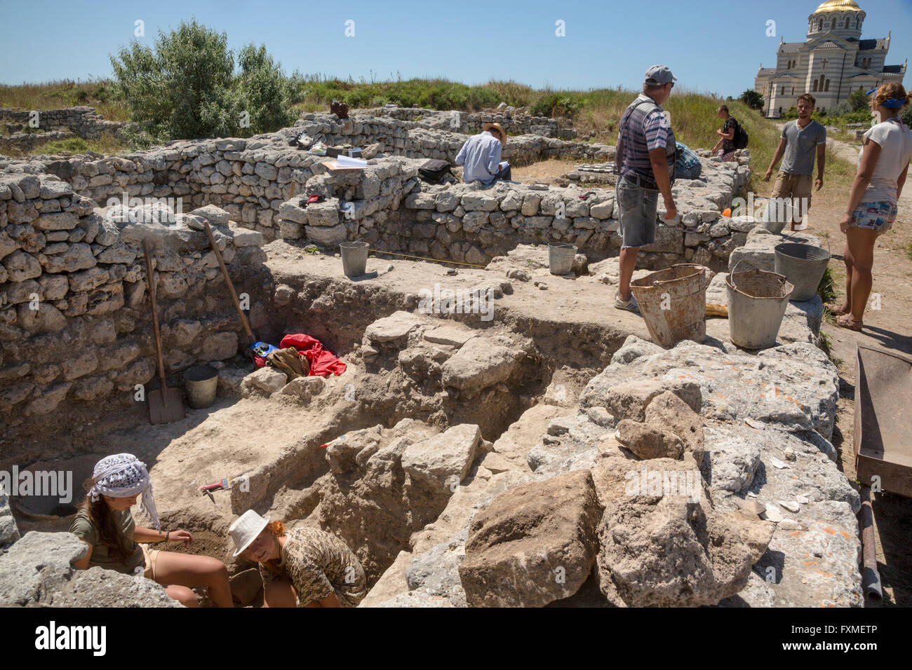 Bei archäologischen Ausgrabungen in der historischen Reserve Chersones in Sewastopol, Krim Republik arbeiten Menschen Stockfoto