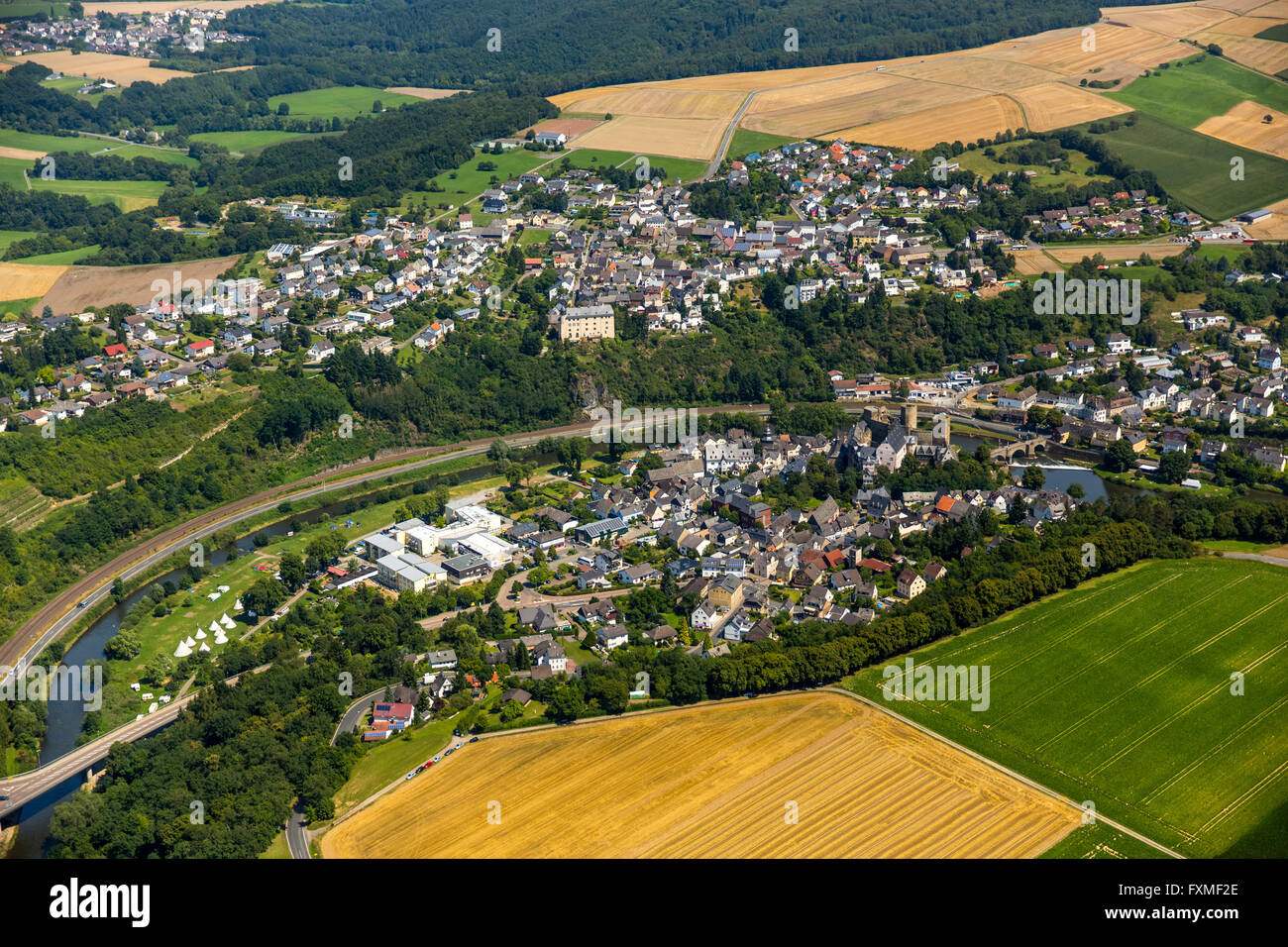 Luftaufnahme, Burg Runkel Lahn und Lahn-Brücke, Burgruine hohen mittelalterlichen Hügel in der Stadt Runkel, Runkel Lahn Stockfoto