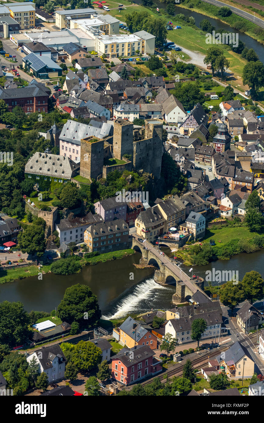 Luftaufnahme, Burg Runkel Lahn und Lahn-Brücke, Burgruine hohen mittelalterlichen Hügel in der Stadt Runkel, Runkel Lahn Stockfoto