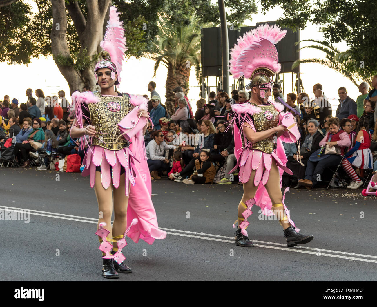 Zwei Männer in Rosa römischer Soldat Kostüm, Karnevalsumzug, Santa Cruz,  Teneriffa Stockfotografie - Alamy