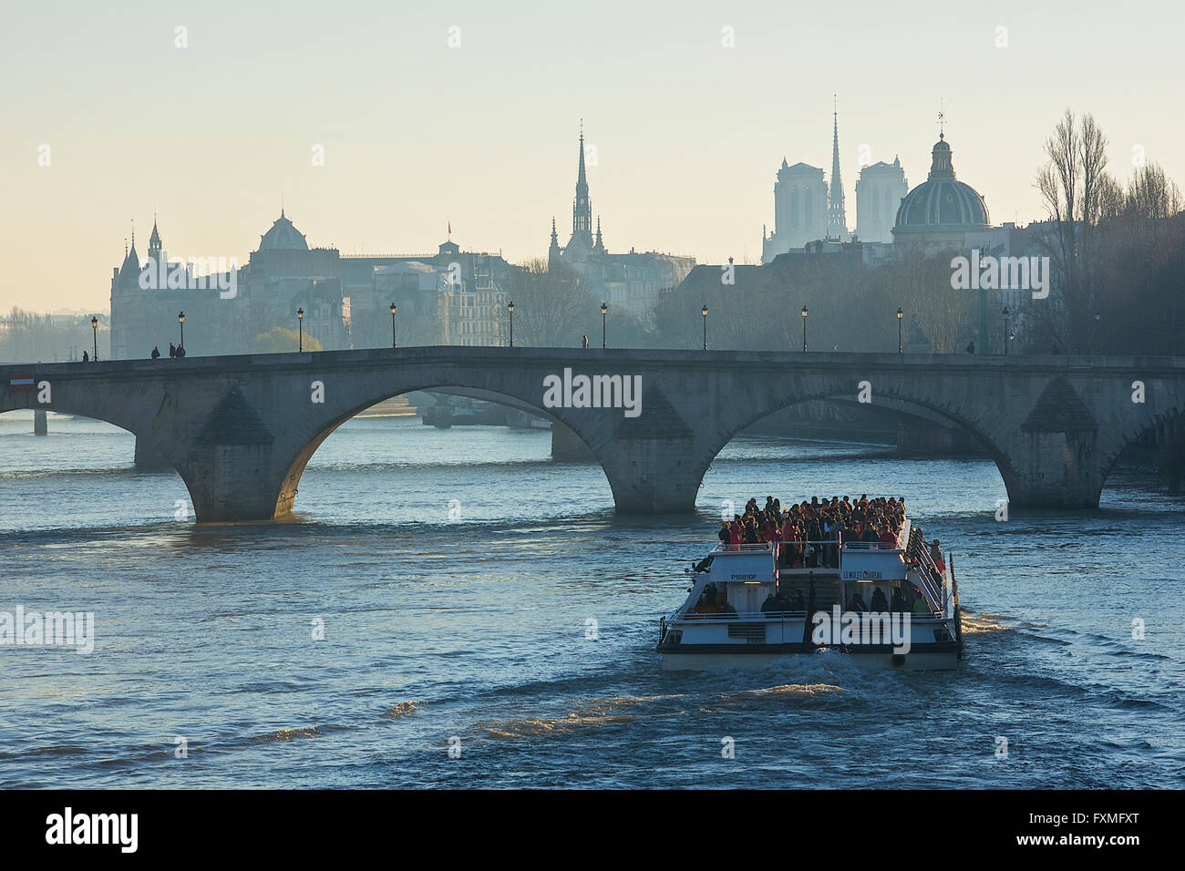Touristenboot auf Seine, Paris, Frankreich Stockfoto