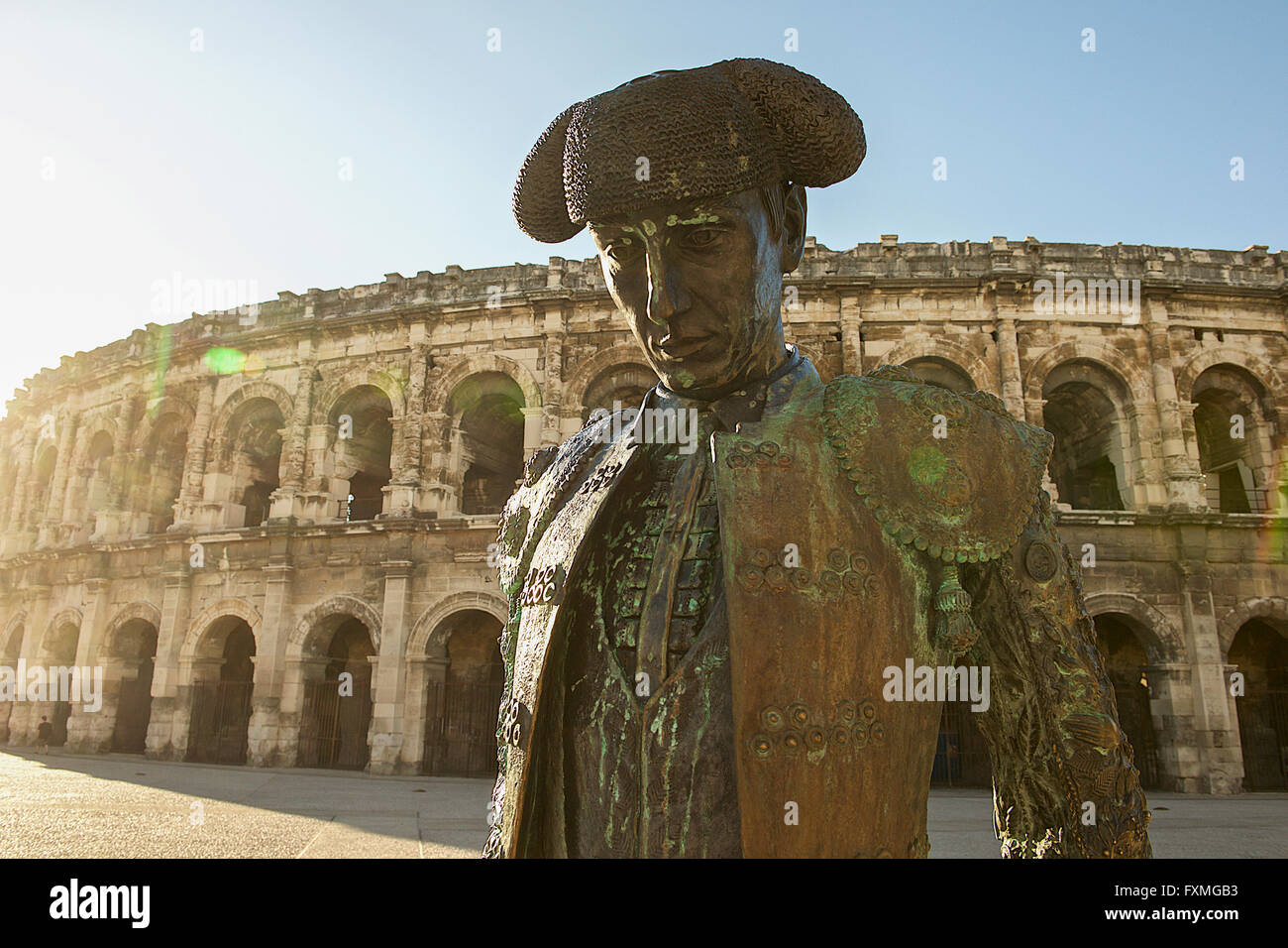 Die Arena von Nîmes und Skulpturen von Nimeño II, Nimes, Frankreich Stockfoto