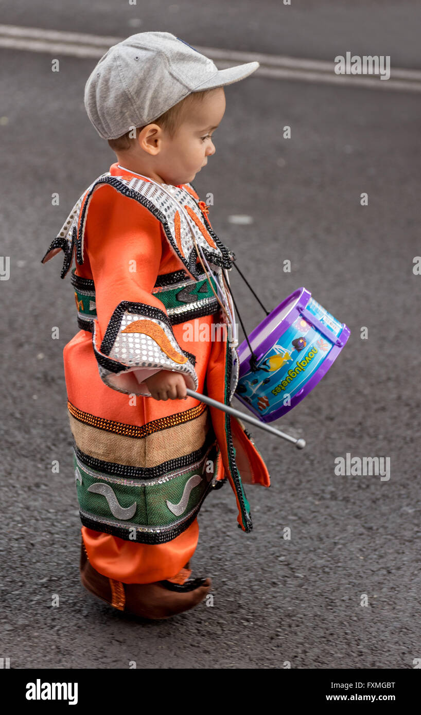 Kleinkind Kostüm mit kleiner Trommel, Karnevalsumzug, Santa Cruz, Teneriffa  Stockfotografie - Alamy