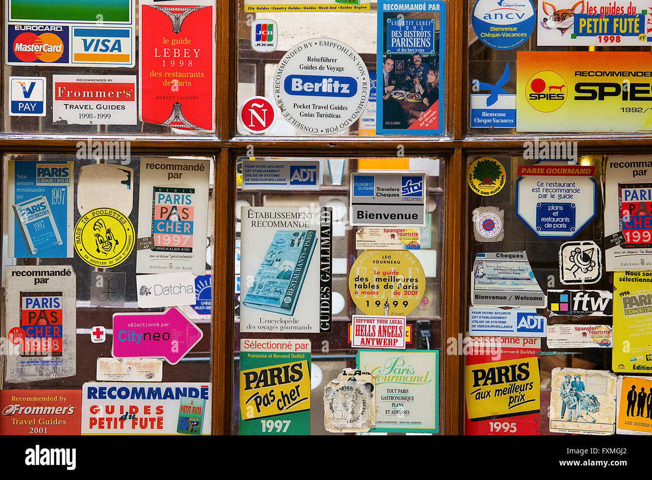 Travel Guides Aufkleber auf Fenster, Paris, Frankreich Stockfoto