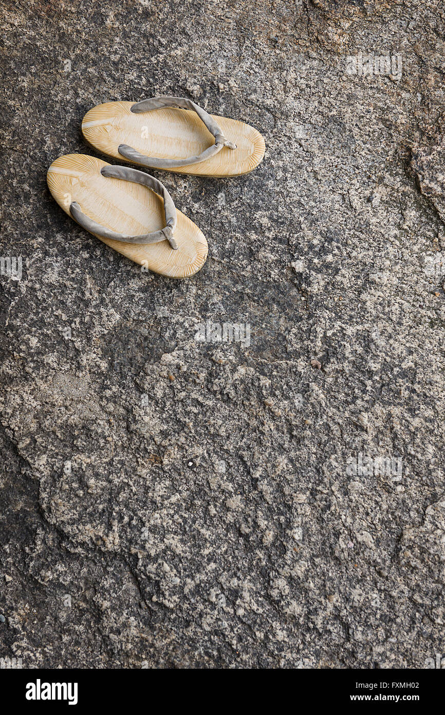 Japanische Sandalen auf Felsen, Takamatsu, Japan Stockfoto