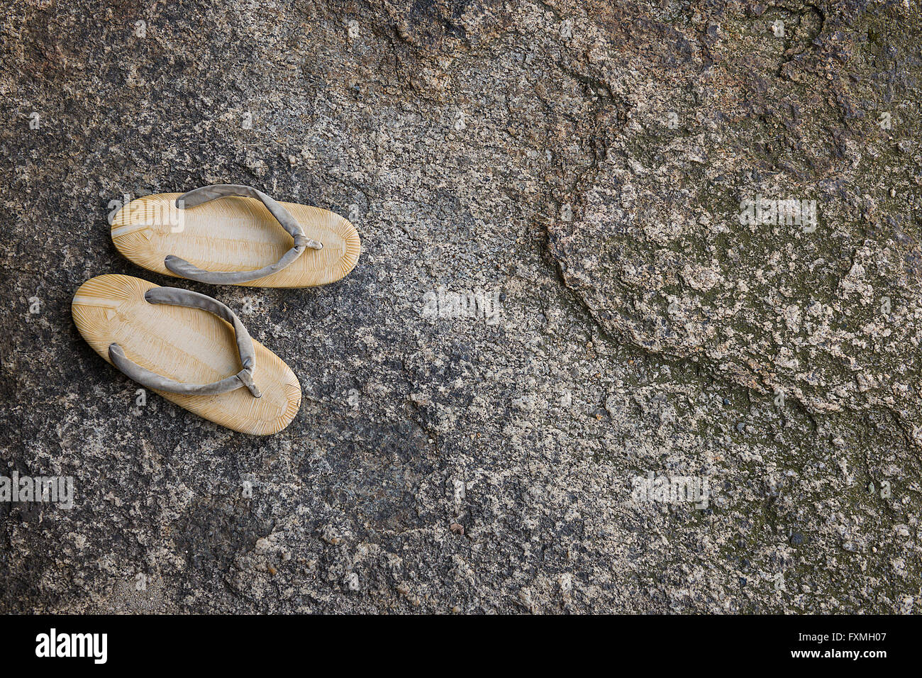 Japanische Sandalen auf Felsen, Takamatsu, Japan Stockfoto