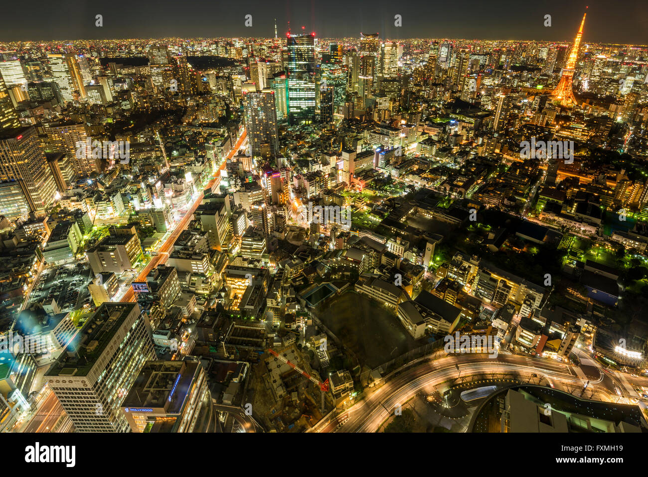 Tokyo Tower und Hochhäuser in der Nacht in Tokyo, Japan Stockfoto