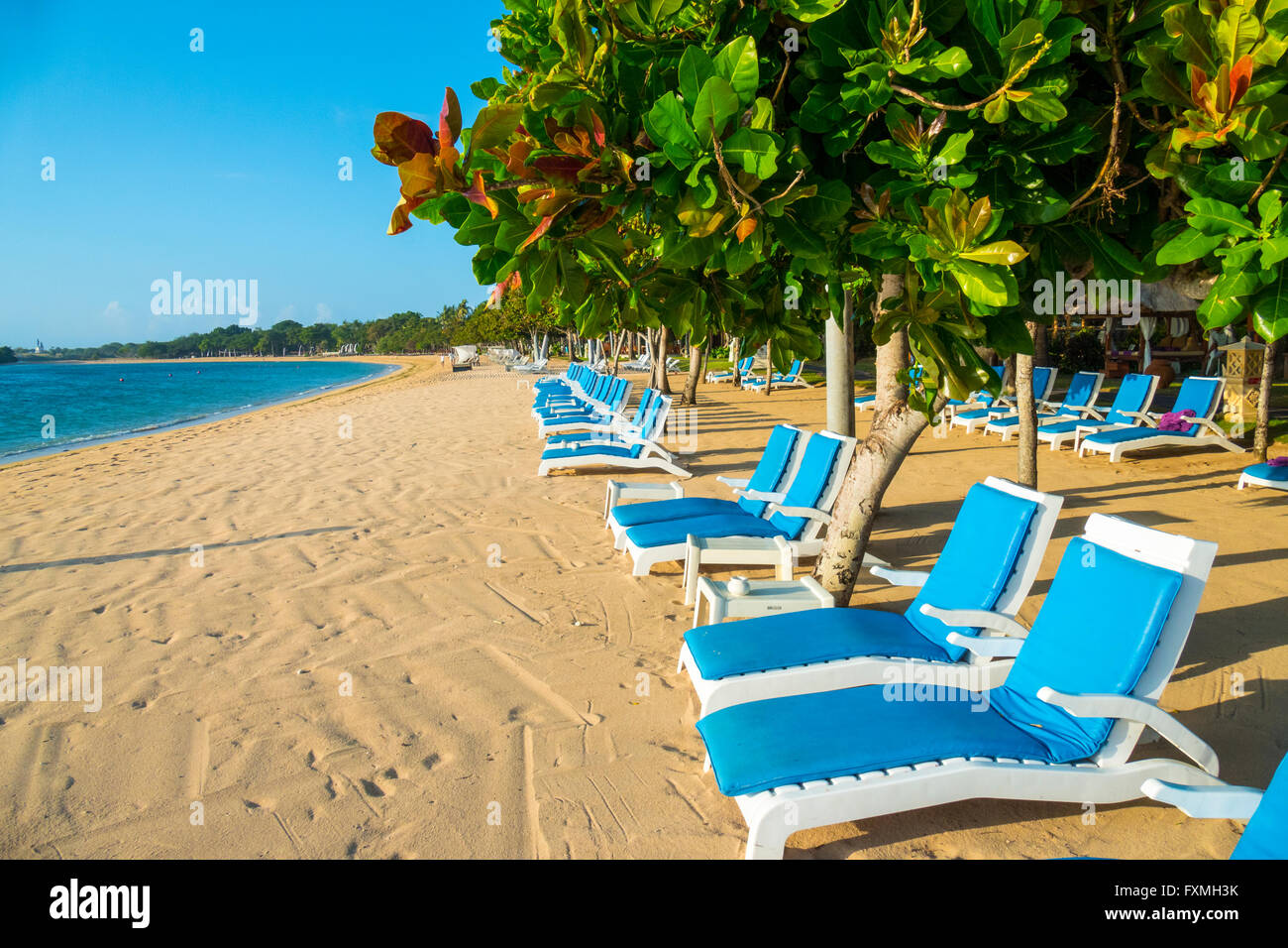 Strand Stühle Line-up am Strand von Nusa Dua, Bali, Indonesien Stockfoto