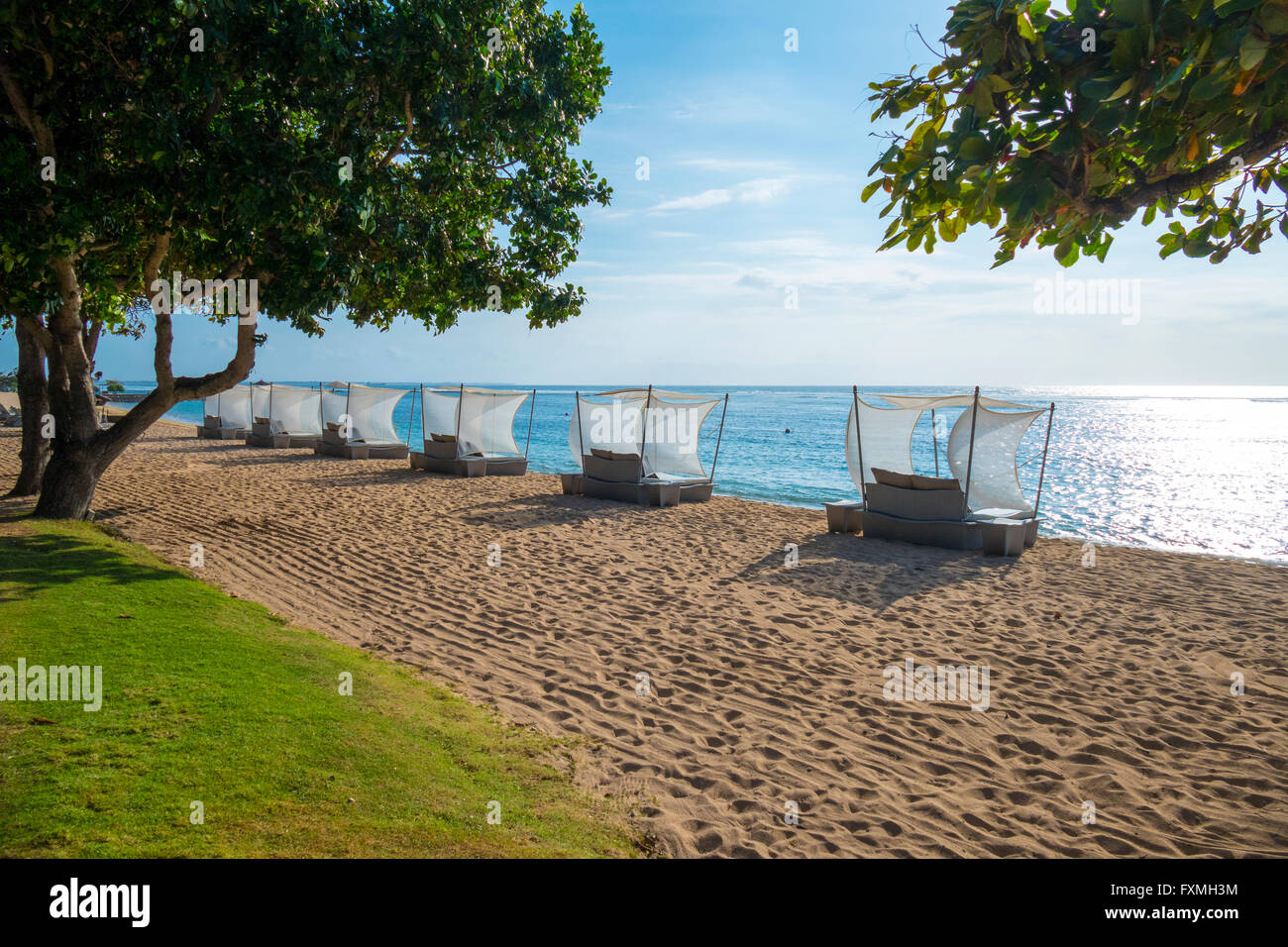 Beach-Betten Line-up am Strand von Nusa Dua, Bali, Indonesien Stockfoto