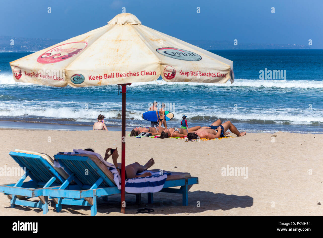 Sonnenbad am Strand, Kuta, Bali, Indonesien Stockfoto