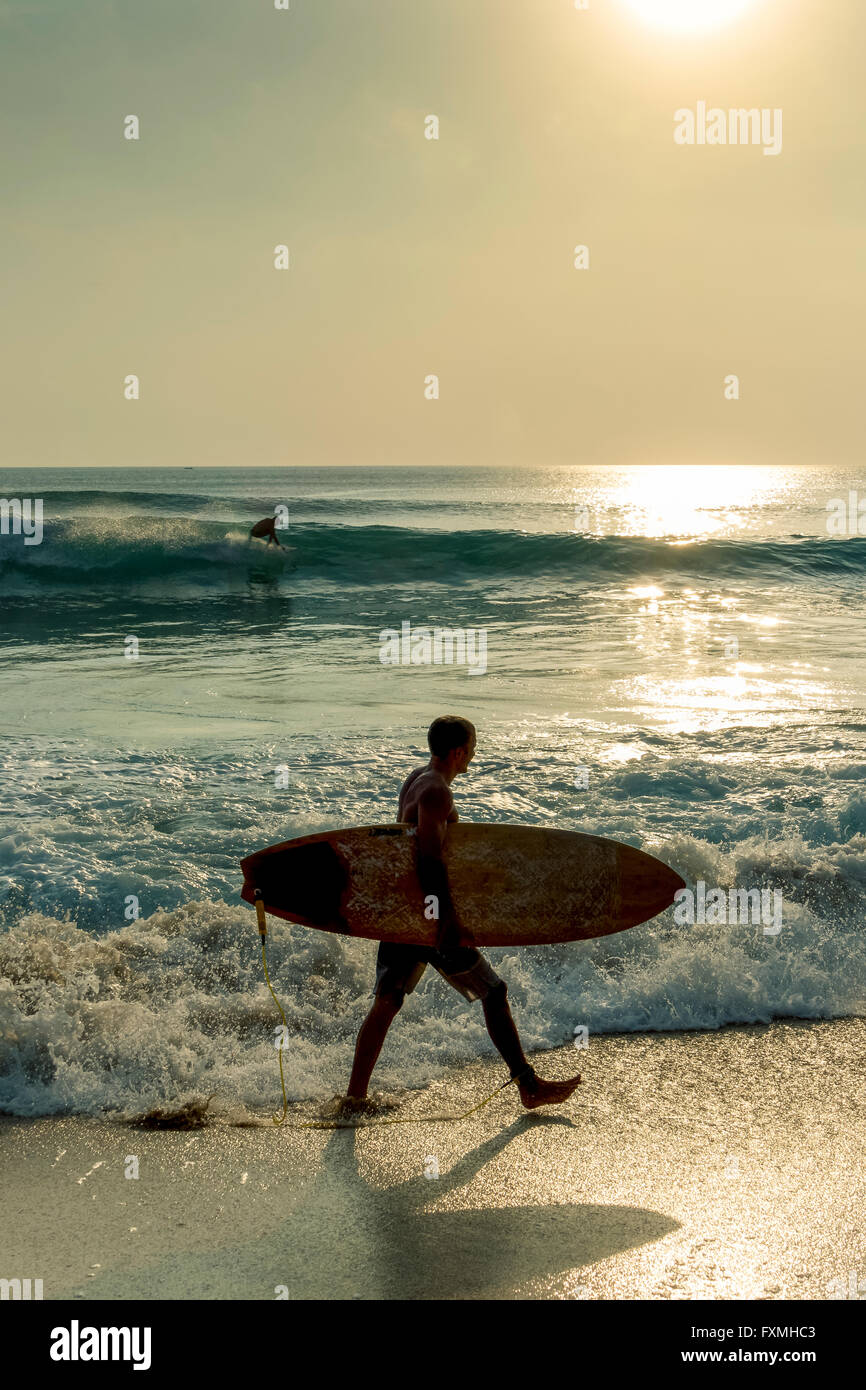 Menschen halten Surf Board, Uluwatu, Bali, Indonesien Stockfoto