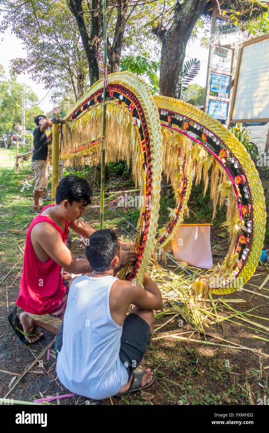 Herstellung von Penjor, Ubud, Bali, Indonesien Stockfoto