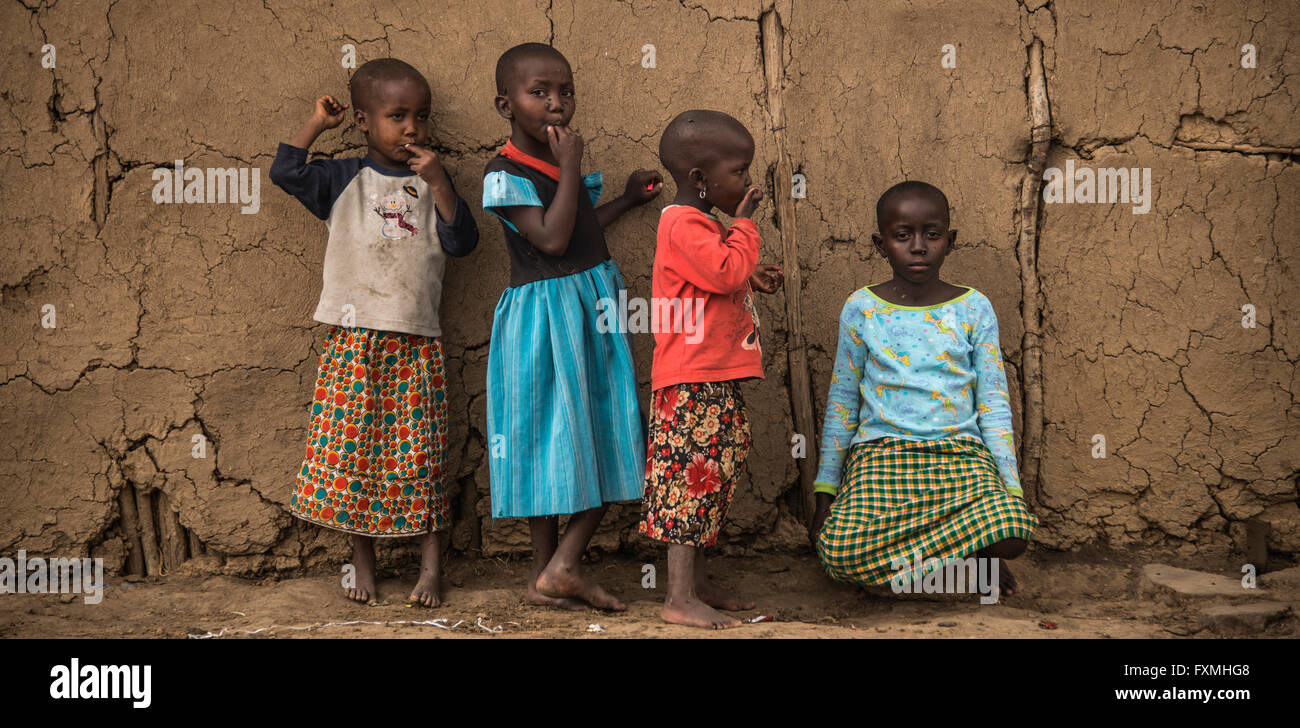 Junge Masai Kinder in einem Dorf 10. Juli 2014 in Kenia. Stockfoto