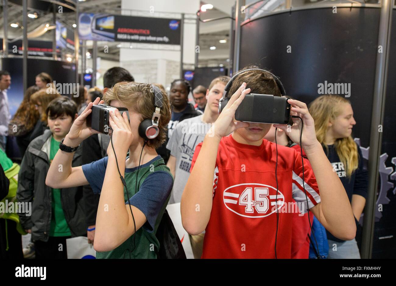 Kinder Rundgang ein virtueller des Mars mit immersive VR-Brille während Sneak Peek Freitag an der USA-Science und Engineering-Festival im Walter E. Washington Convention Center 15. April 2016 in Washington, DC. Stockfoto