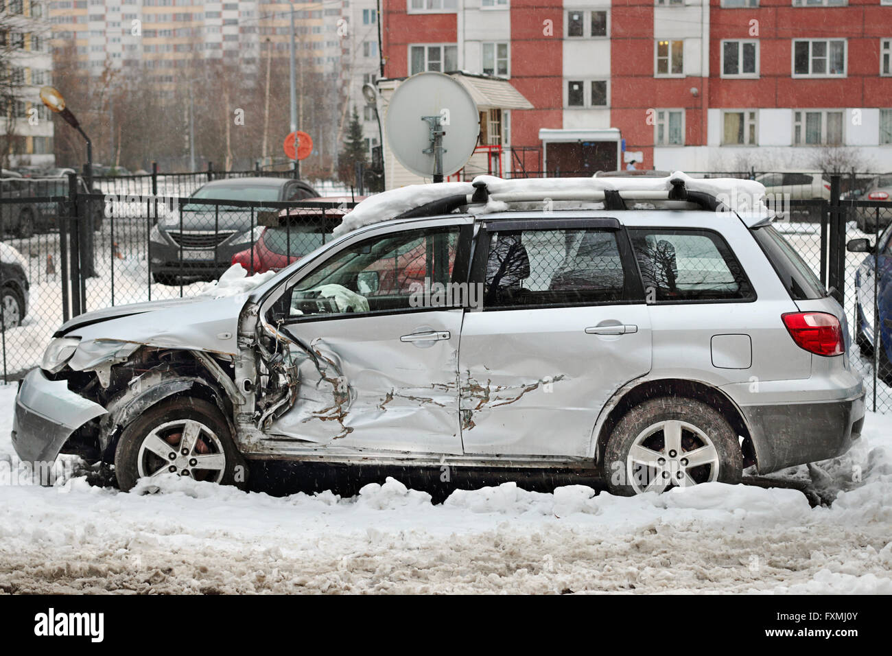 Pkw nach einem Unfall in schwierigen Straßenverhältnisse im winter Stockfoto