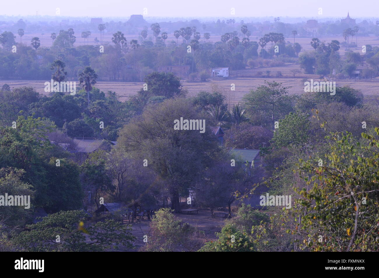 Der Blick vom Phnom Oudong auf den kambodschanischen Ebenen während der trockenen Jahreszeit, Provinz Kandal, Kambodscha. Kredit: Kraig Lieb Stockfoto