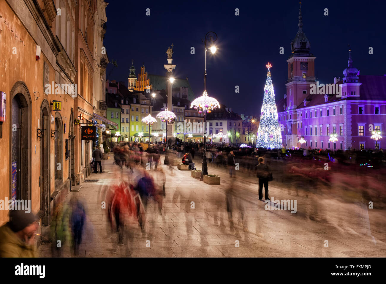 Warschau bei Nacht in Polen, Altstädter Ring, Königsschloss, Menschen, Touristen Menschenmenge, Städtereise, Stadtleben, Weihnachtszeit Stockfoto