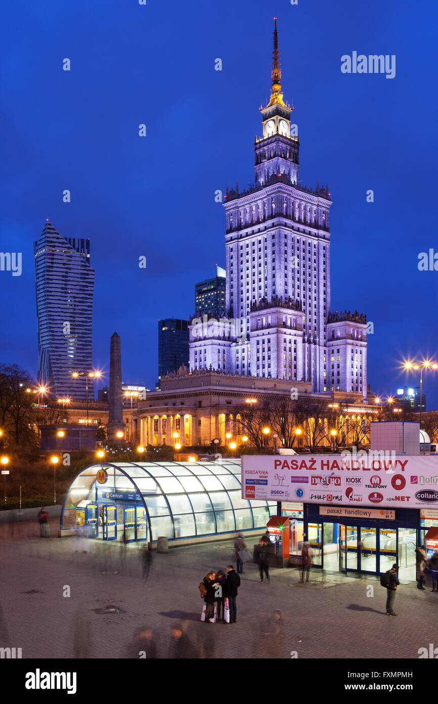 Palast der Kultur und Wissenschaft in Warschau mit Nacht, Wahrzeichen der Stadt, Metro Centrum u-Bahn, u-Bahn und Shopping Center Stockfoto