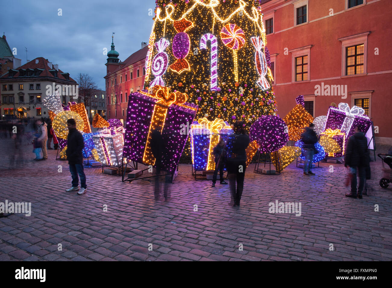 Polen, Stadt von Warschau, Altstädter Ring, Weihnachtsbaum neben Königsschloss mit Geschenken, präsentiert, Ornamente, abends Stockfoto