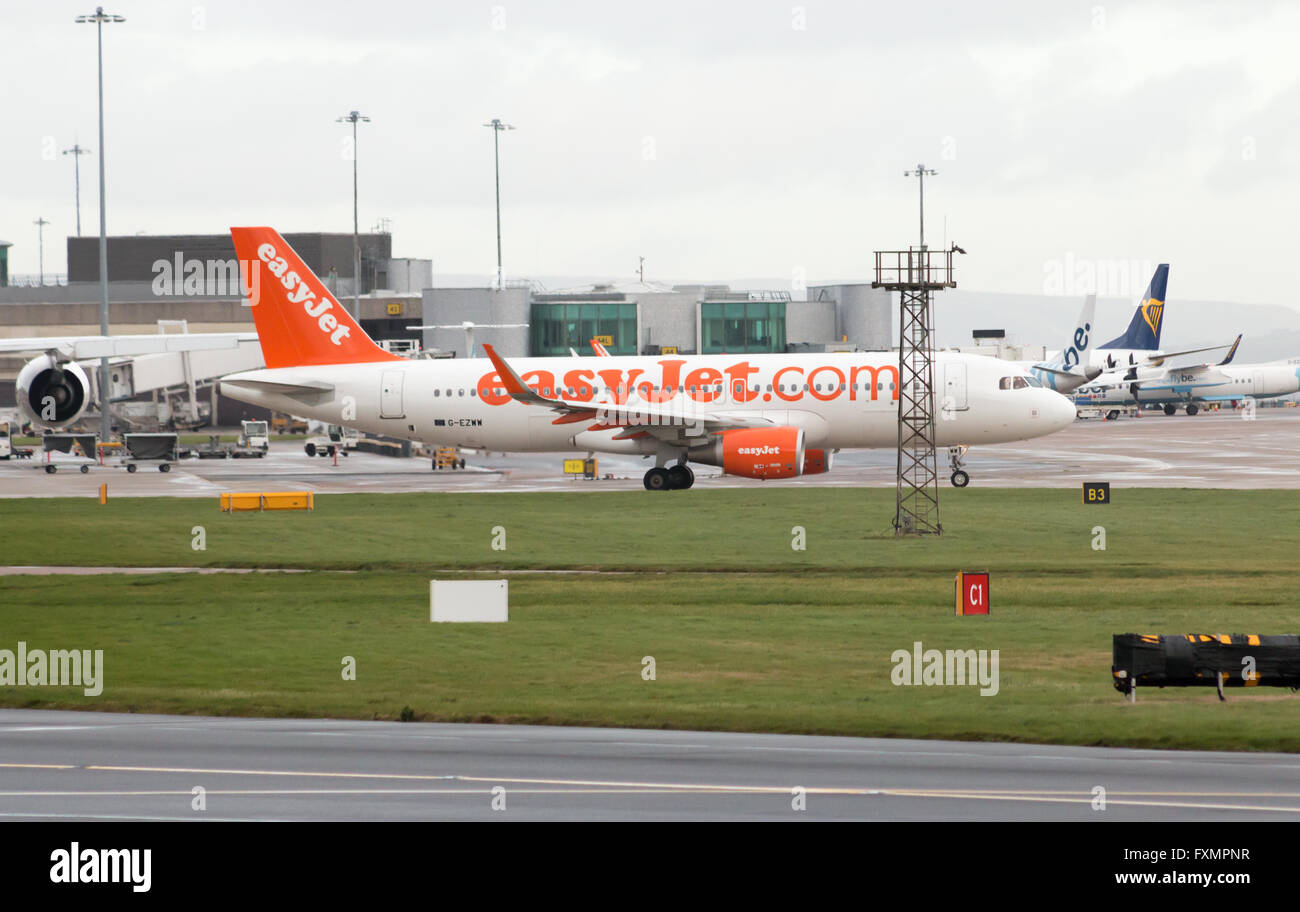 EasyJet Airbus A319 schmalem Rumpf Passagier Flugzeug (G-EZWW) Rollen auf Asphalt Manchester International Airport. Stockfoto