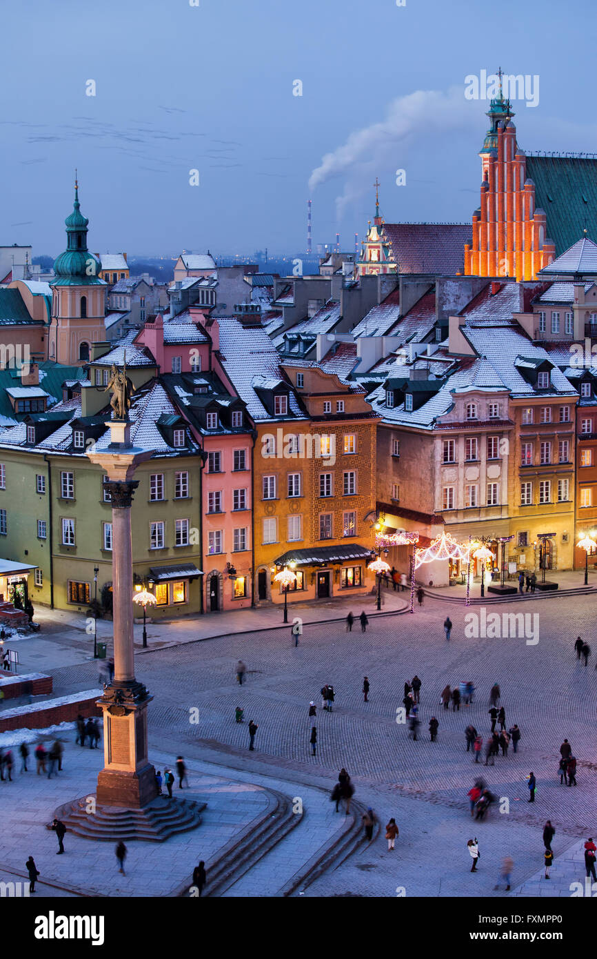 Altstädter Ring, Rynek in Warschau, Polen, Sigismund Säule, verschneiten Dächern von Wohnhaus beherbergt, UNESCO-Weltkulturerbe, Unikat Stockfoto