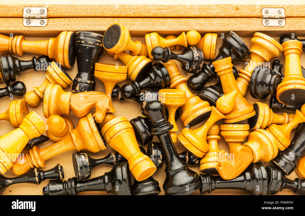 Ansicht von Holz Schachfiguren im Feld Stockfoto