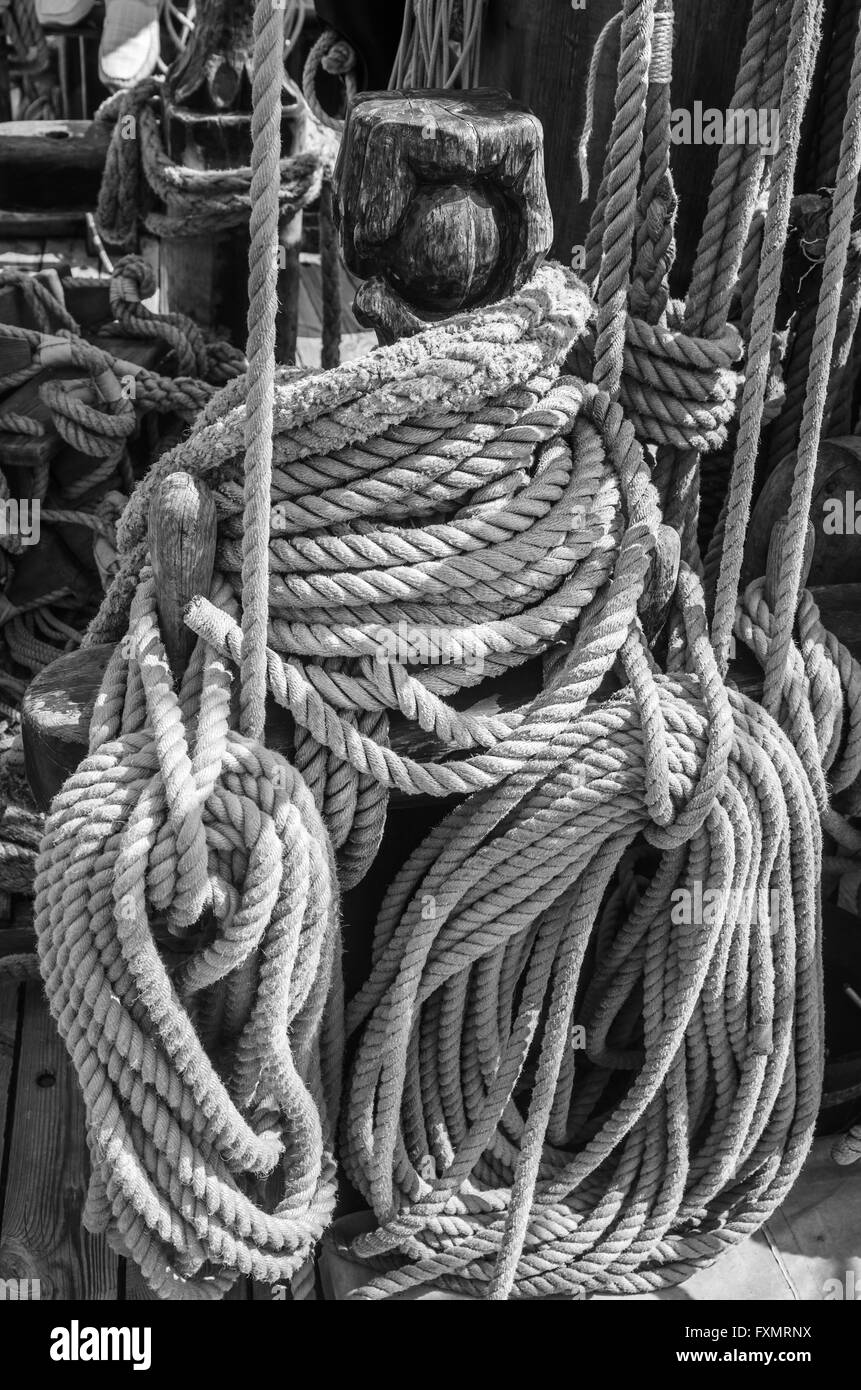 Seil und Takelage an das alte Segelboot Stockfoto