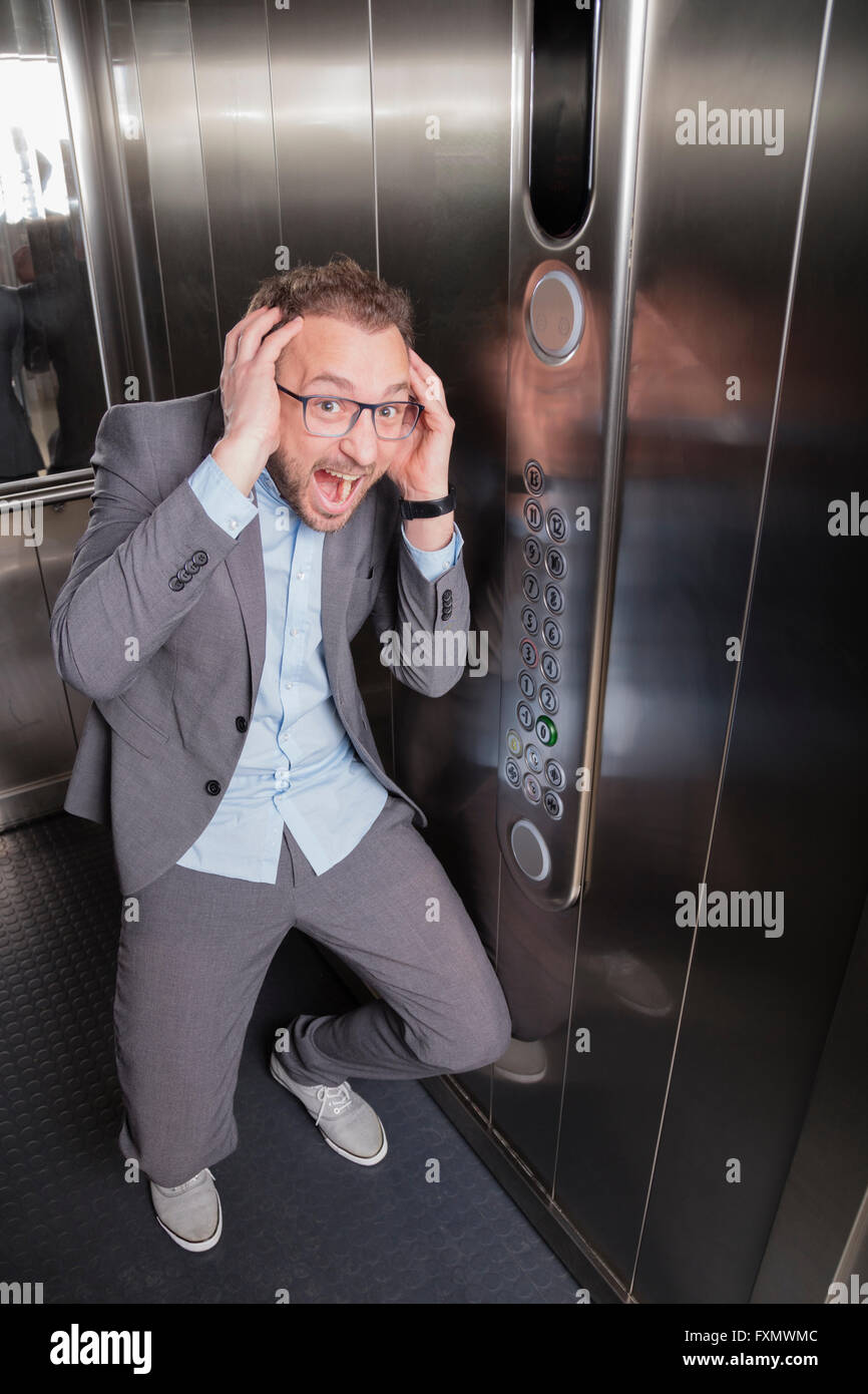 Geschäftsmann, schreiend in den Aufzug Stockfoto