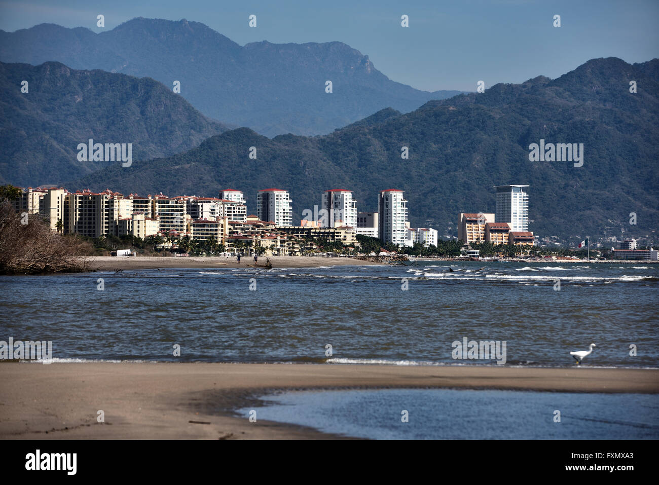 Puerto Vallarta Hochhaus Hotels von Sandbank an der Banderas Bucht mit Sierra Madre Berge Stockfoto