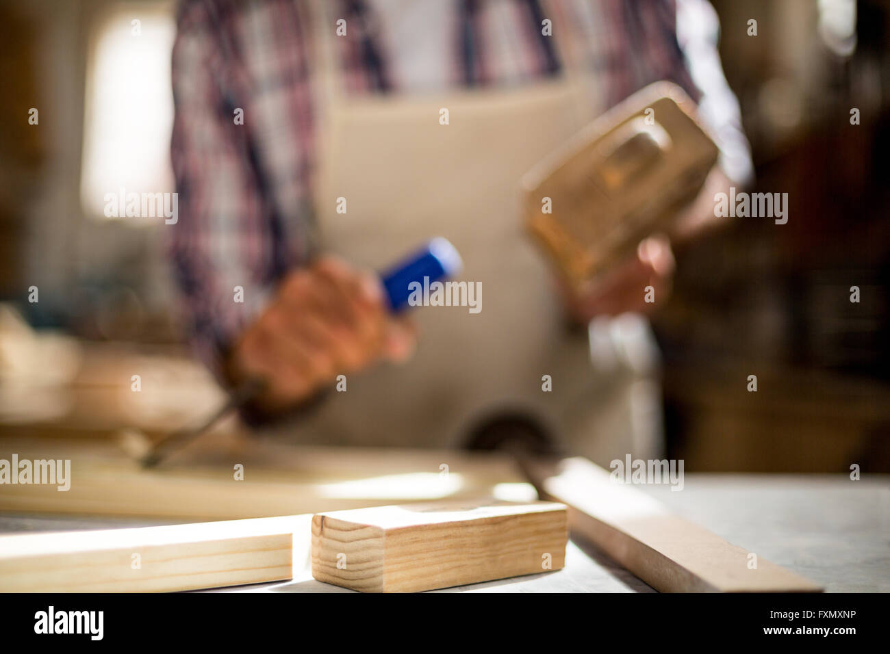 Nahaufnahme von Holzbrett auf Werkbank Stockfoto