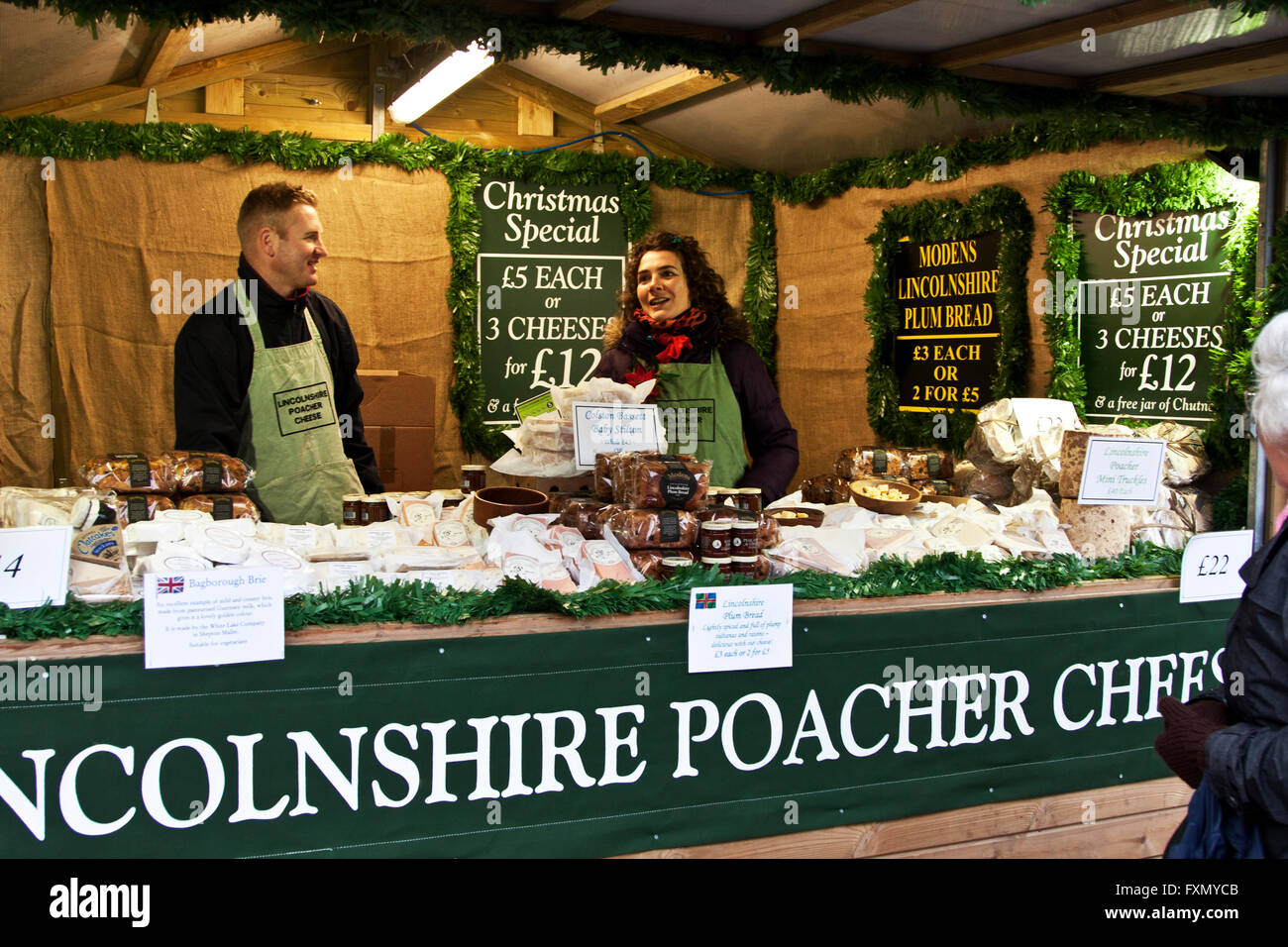 Weihnachtsmarkt in Lincoln, Lincolnshire, England, Lincolnshire Poacher Käse-Anbieter in ihrem Stand auf der Messe. Stockfoto